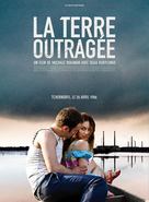 La Terre Outrag&eacute;e - French Movie Poster (xs thumbnail)