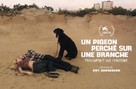 En duva satt p&aring; en gren och funderade p&aring; tillvaron - French Movie Poster (xs thumbnail)