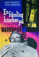 En fremmed banker p&aring; - Swedish Movie Poster (xs thumbnail)