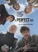 A Perfect Day - French Movie Poster (xs thumbnail)