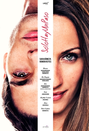 S&oacute;lo hay un paso - Spanish Movie Poster (thumbnail)