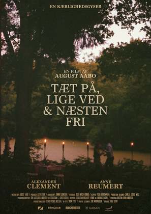T&aelig;t p&aring;, lige ved &amp; n&aelig;sten fri - Danish Movie Poster (thumbnail)