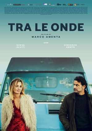 Tra le onde - Italian Movie Poster (thumbnail)