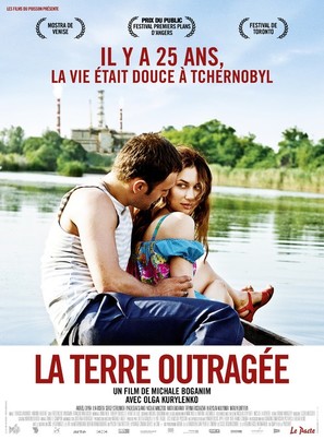 La Terre Outrag&eacute;e - French Movie Poster (thumbnail)