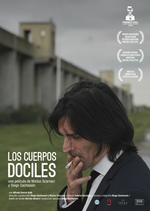 Los cuerpos d&oacute;ciles - Argentinian Movie Poster (thumbnail)