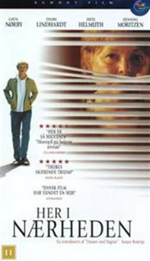 Her i n&aelig;rheden - Danish VHS movie cover (thumbnail)
